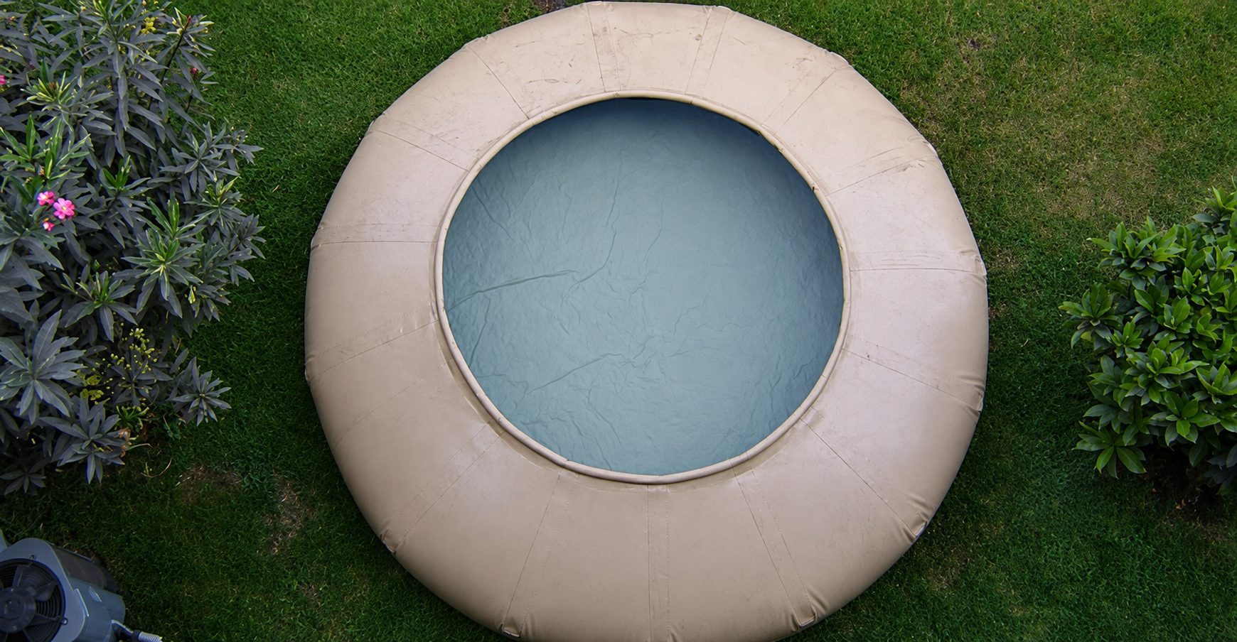 Tanque autosoportable beige para agua potable en jardín